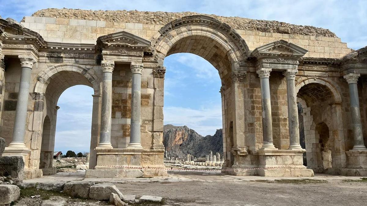 Adana’ya bir de buradan bakın! Pamuk tarlasının altından çıkan yüzbinlerce yıllık tarih: Anavarza