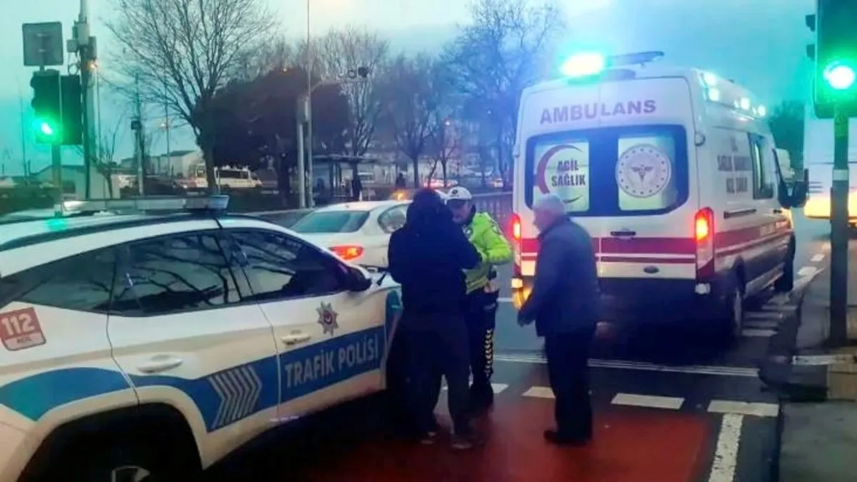 İETT otobüsü kayarak park halindeki otomobile çarptı: Otobüsteki iki yolcu yaralandı