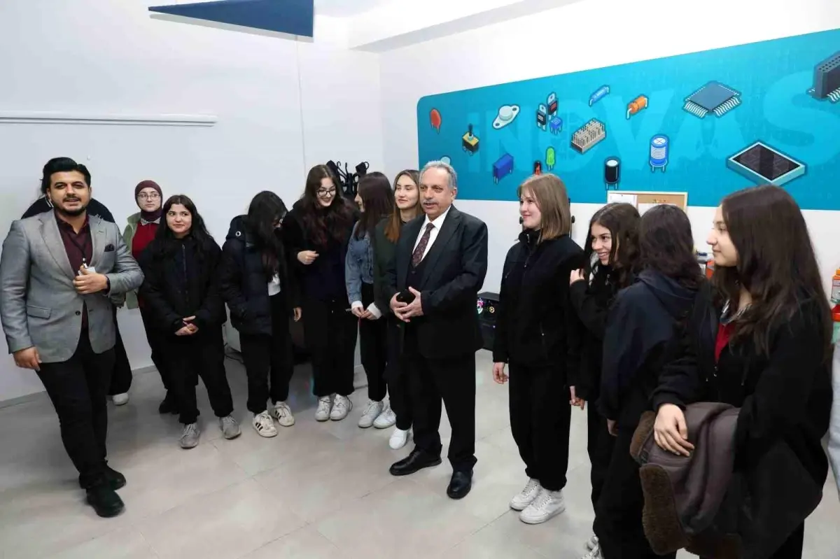 Başkan Yalçın, Espor ve İnovasyon Merkezi’nde Gençlere Hitap Etti